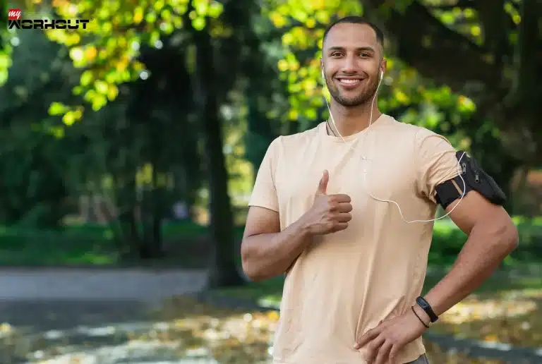 Der Happiness Code – Gesundheit darf Spass machen Ein glücklicher Mann macht Sport